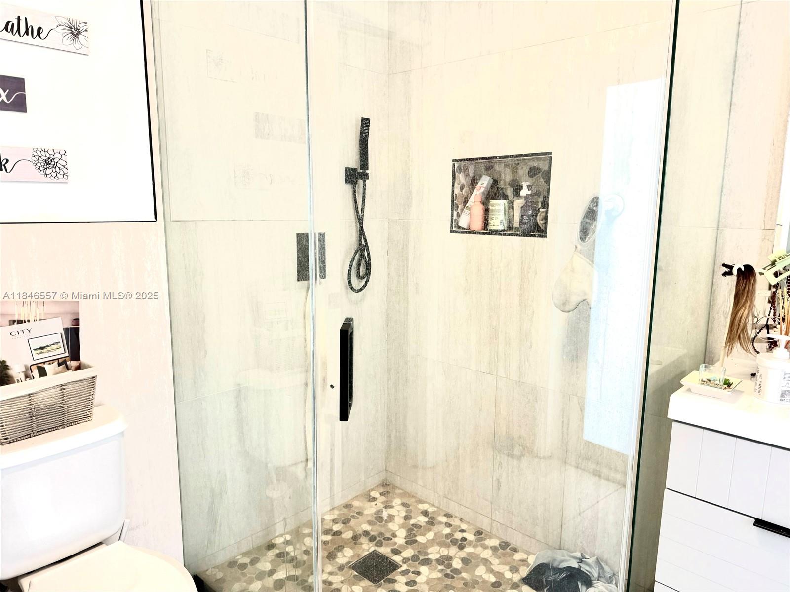 HOLLYWOOD HILLS - Residential