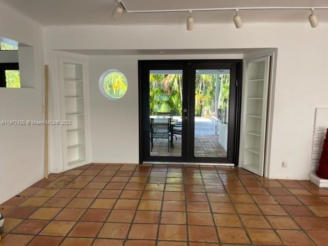 HOLLYWOOD LAKES SECTION - Residential