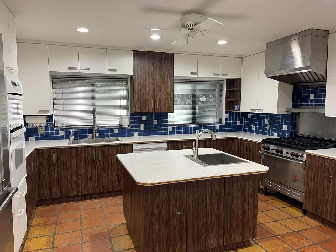 HOLLYWOOD LAKES SECTION - Residential