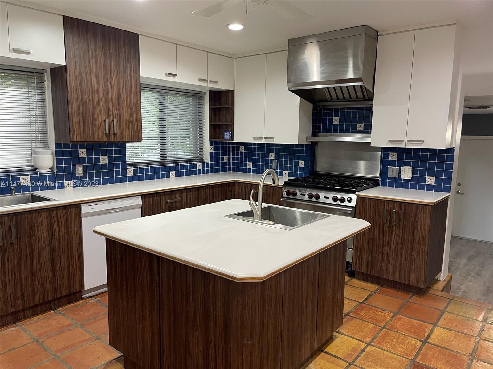 HOLLYWOOD LAKES SECTION - Residential