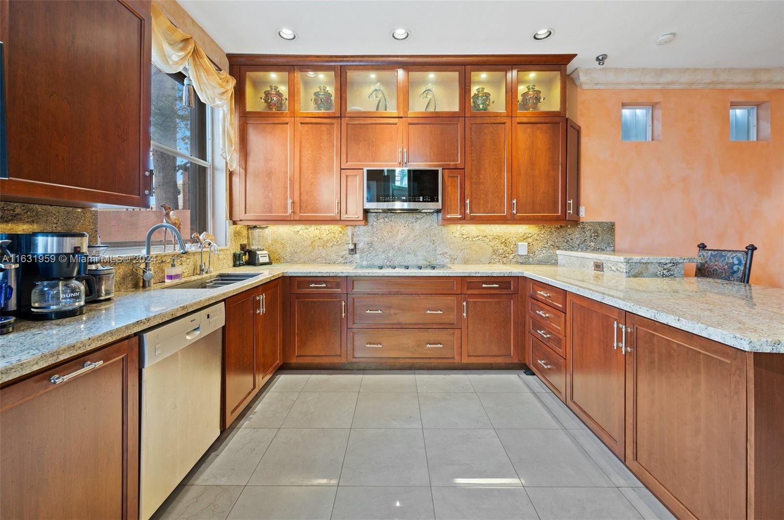 ISLAND WAY - Residential