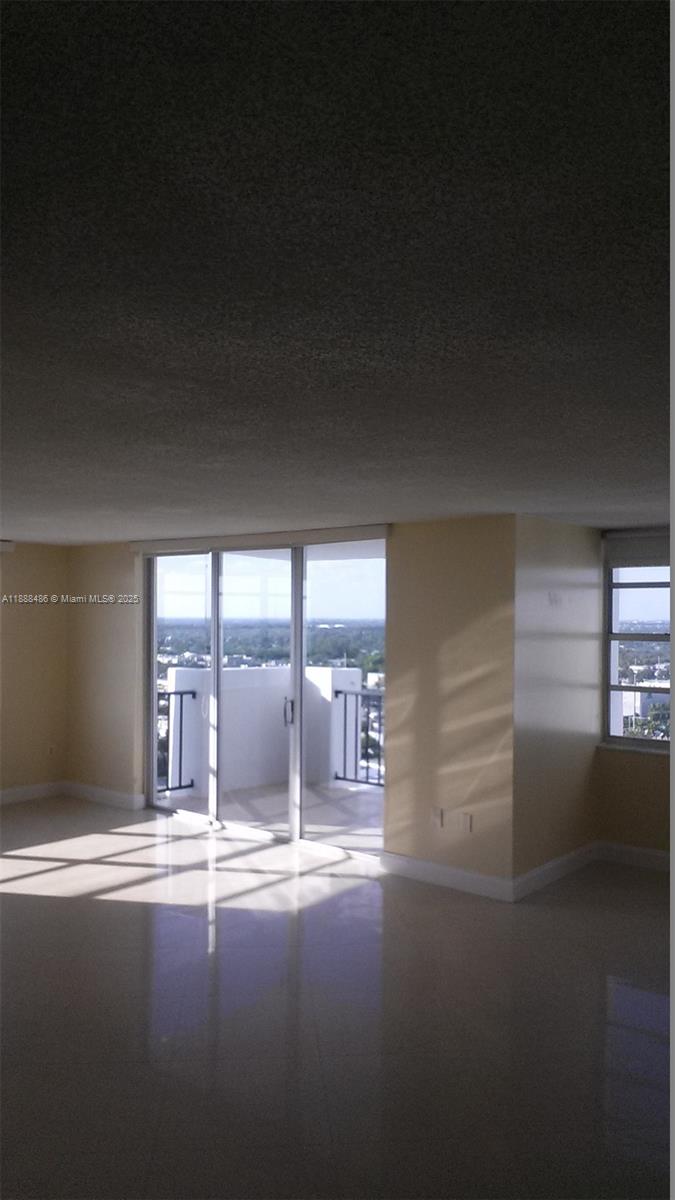 COMMODORE PLAZA - Residential