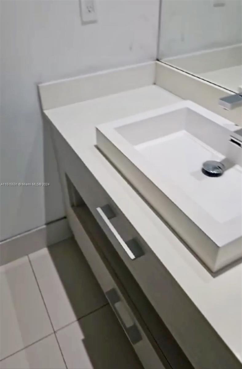 Beautiful unit in the heart of Brickell, you have everything you need to live an incredible life in Miami, steps from Brickell City Center, incredible restaurants, the supermarket, and minutes from the beach!! You have everything at your fingertips!!
The unit has a washer and dryer inside!!