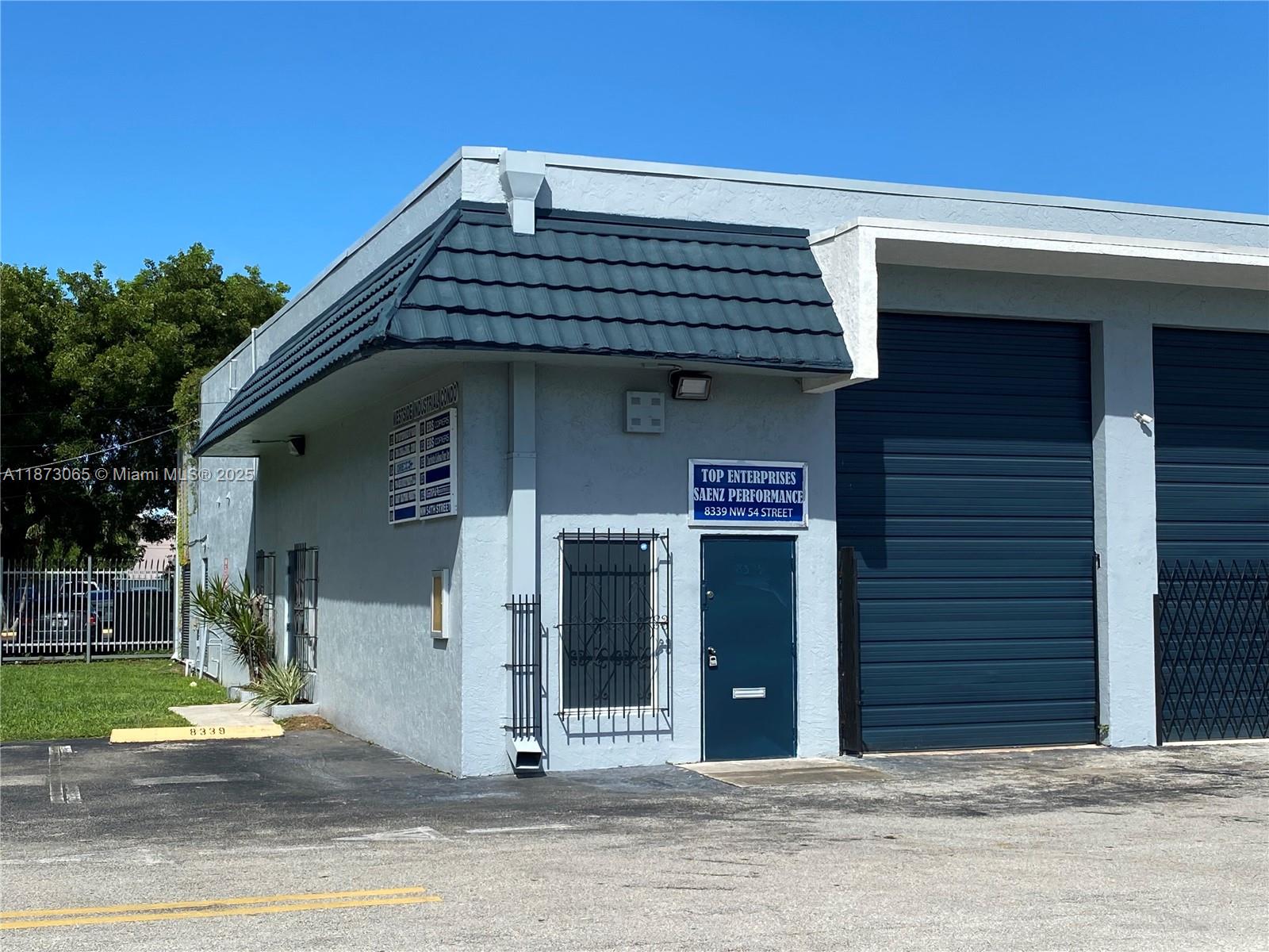 Corner unit For Lease. Greate location in a very busy industrial and commerce area. Walking distance to the New Downtown Doral. 1494 sqft. warehouse, with +/- 250 sqft office space. Two bathrooms inside the unit. Impact windows. two assigned parking spaces. Close to Miami Int'l Airport and easy access to Palmetto expwy (826), and FL Turnpike (836).
