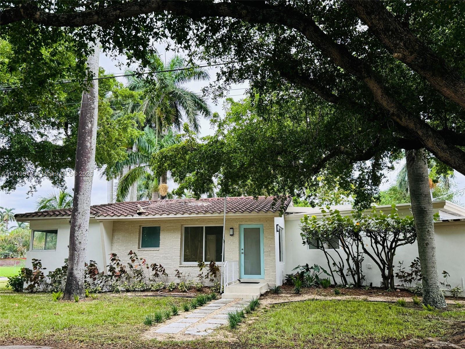 Rental Property at 300 N 13the Ave, Hollywood, Broward County, Florida - Bedrooms: 3 
Bathrooms: 3  - $4,000 MO.