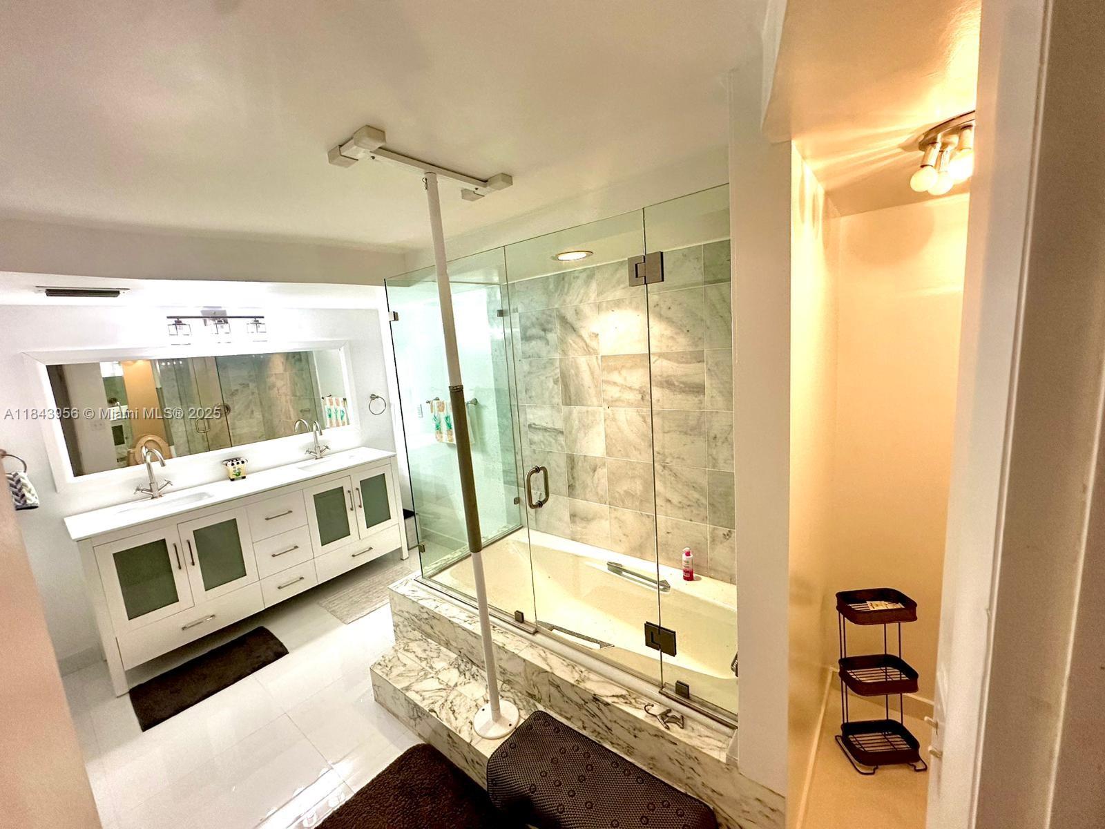 6423 Collins Ave 1709, Miami Beach, FL, 33141/$1,199,000 4 6423 Collins Ave 1709