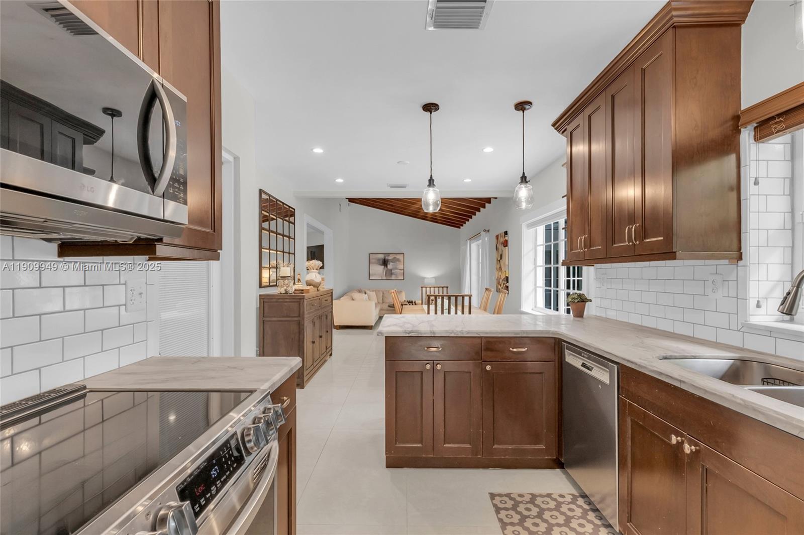 C GABLES COUNTRY CLUB SEC - Residential