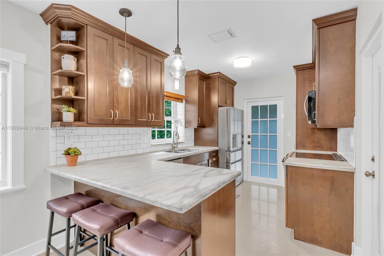 C GABLES COUNTRY CLUB SEC - Residential