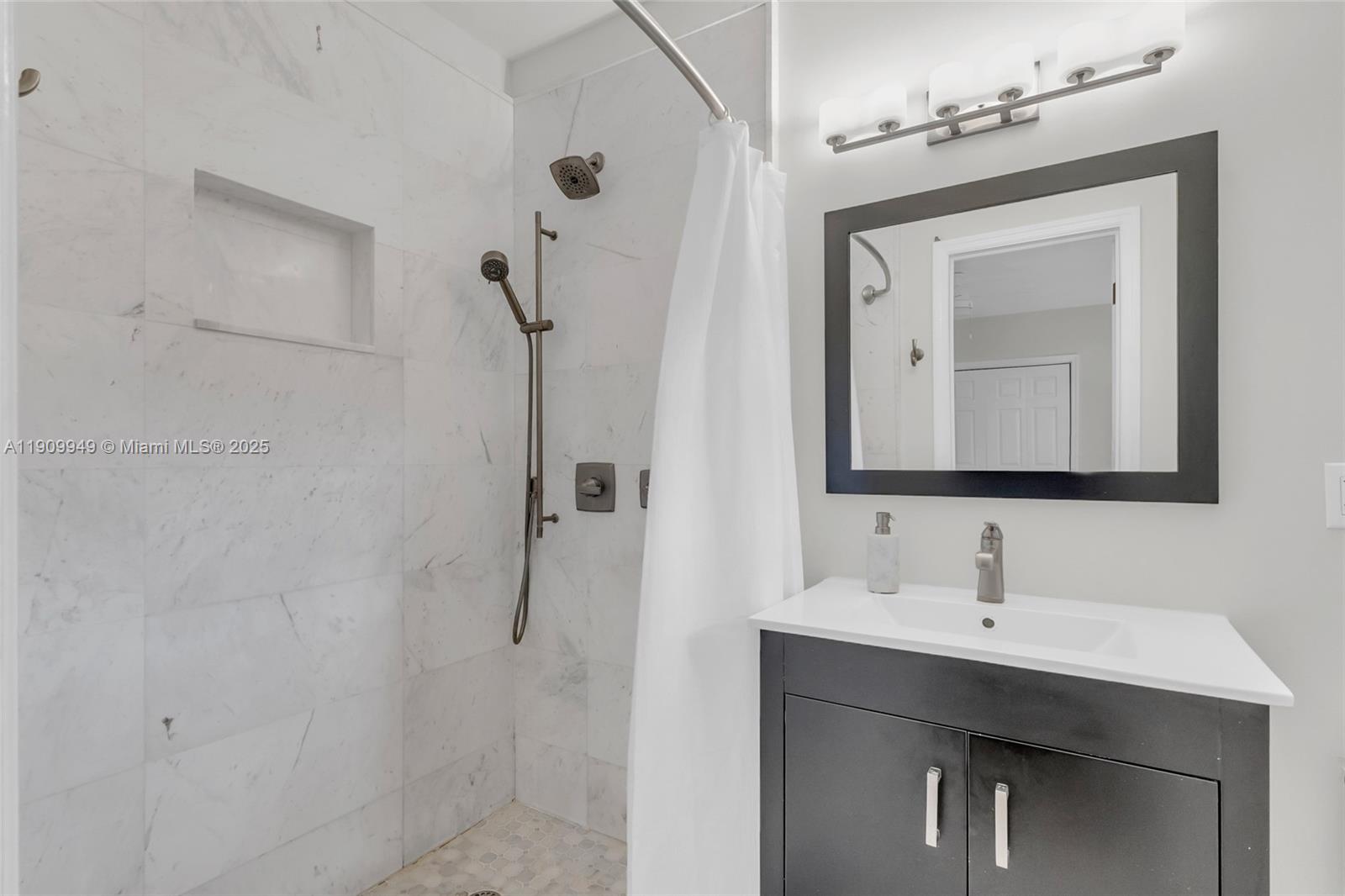 C GABLES COUNTRY CLUB SEC - Residential