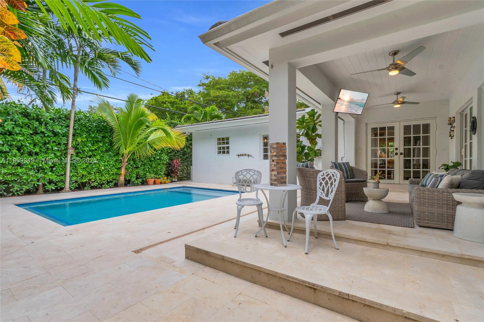 C GABLES COUNTRY CLUB SEC - Residential