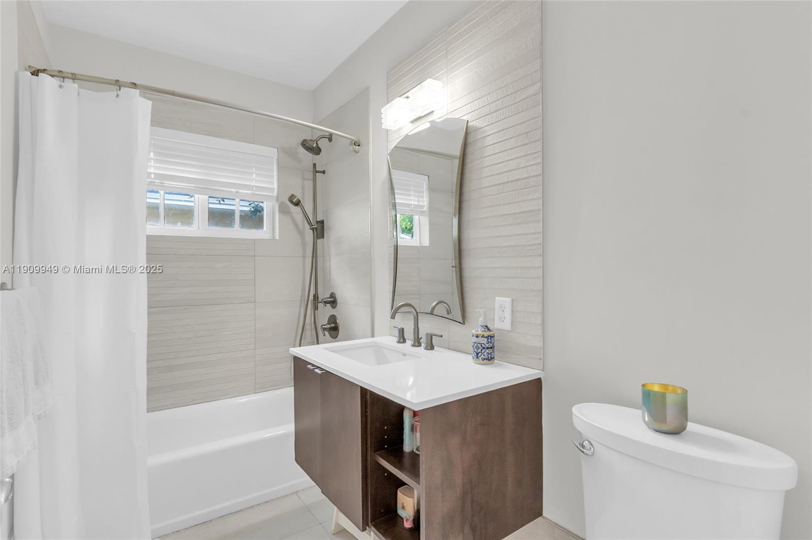 C GABLES COUNTRY CLUB SEC - Residential