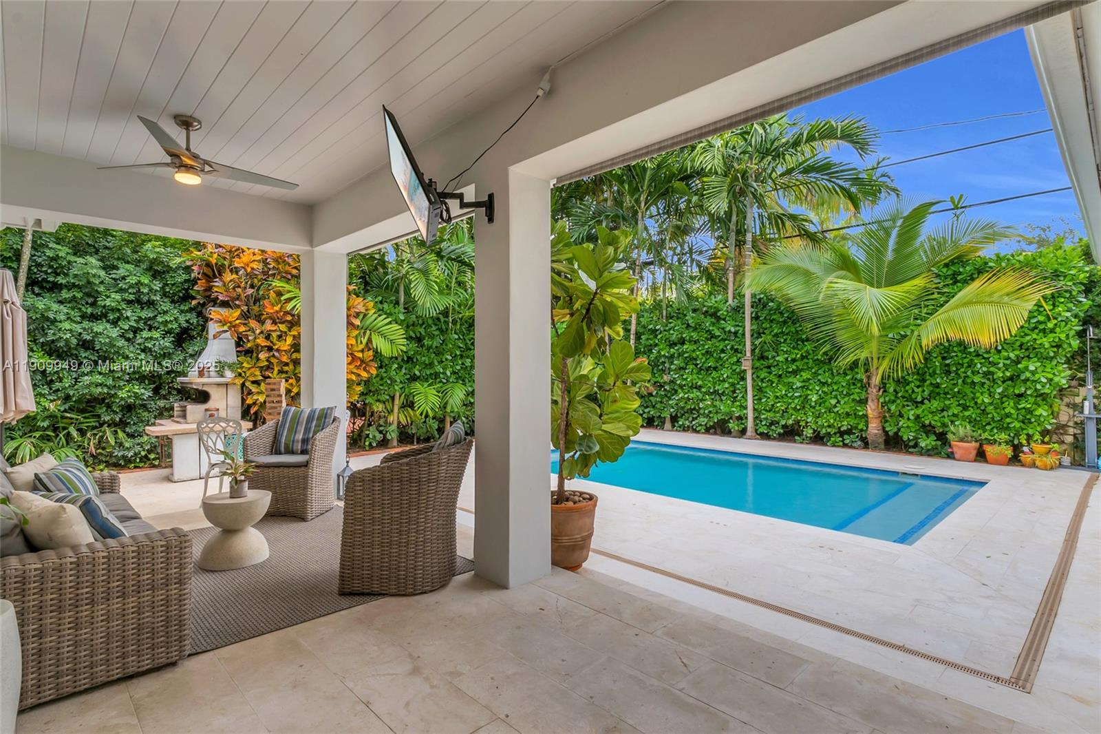 C GABLES COUNTRY CLUB SEC - Residential