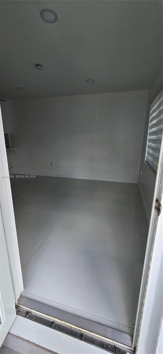 FERRO CONDO B - Residential Lease