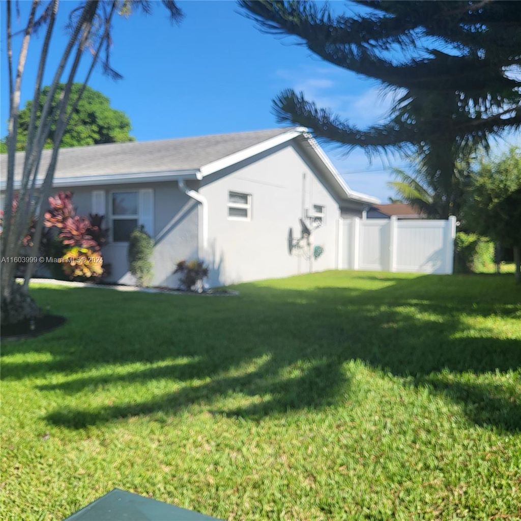 Photo of 1114 SW 23rd Ave, Boynton Beach, FL 33426 (MLS # A11603999)