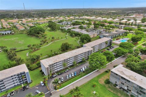 Condominium in Hollywood FL 4800 Hillcrest Ln 40.jpg