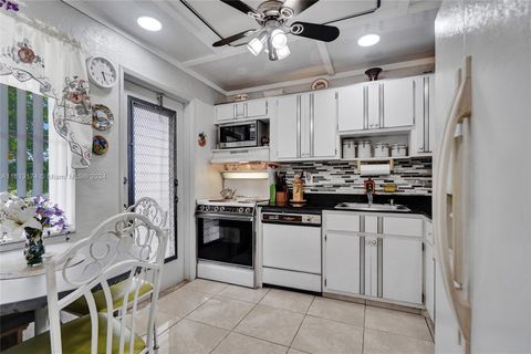 Condominium in Hollywood FL 4800 Hillcrest Ln 20.jpg