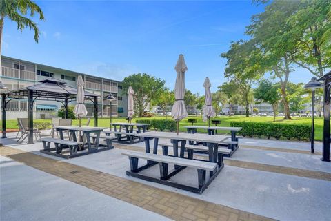 Condominium in Hollywood FL 4800 Hillcrest Ln 27.jpg