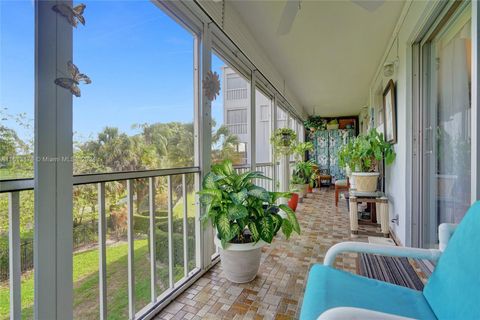 Condominium in Hollywood FL 4800 Hillcrest Ln 5.jpg