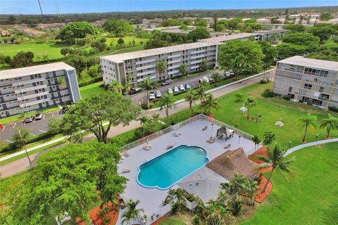 Condominium in Hollywood FL 4800 Hillcrest Ln 36.jpg