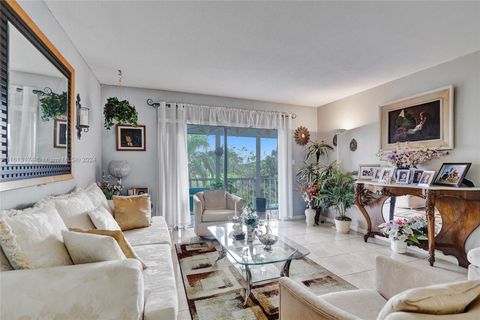 Condominium in Hollywood FL 4800 Hillcrest Ln 19.jpg