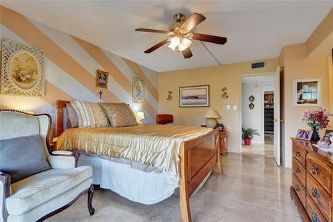 Condominium in Hollywood FL 4800 Hillcrest Ln 11.jpg