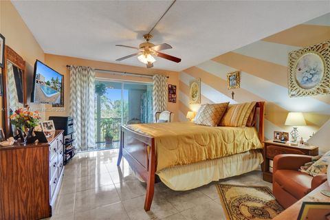 Condominium in Hollywood FL 4800 Hillcrest Ln 9.jpg