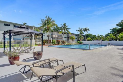 Condominium in Hollywood FL 4800 Hillcrest Ln 26.jpg