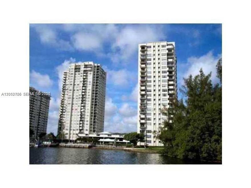 Water view side, spacious and bright 1-bedroom, 1.5 bath condo in the Commodore Plaza Aventura. Bay, city, and skyline views. Bedroom includes 2 closets, and unit has a large balcony. Resort-style amenities - 2 pools, a fully equipped gym, 2 tennis courts, BBQ area, 24/7 security, and concierge service. Located near shopping plazas, dining, and the Aventura Mall, with easy access to major highways and the Brightline train.
