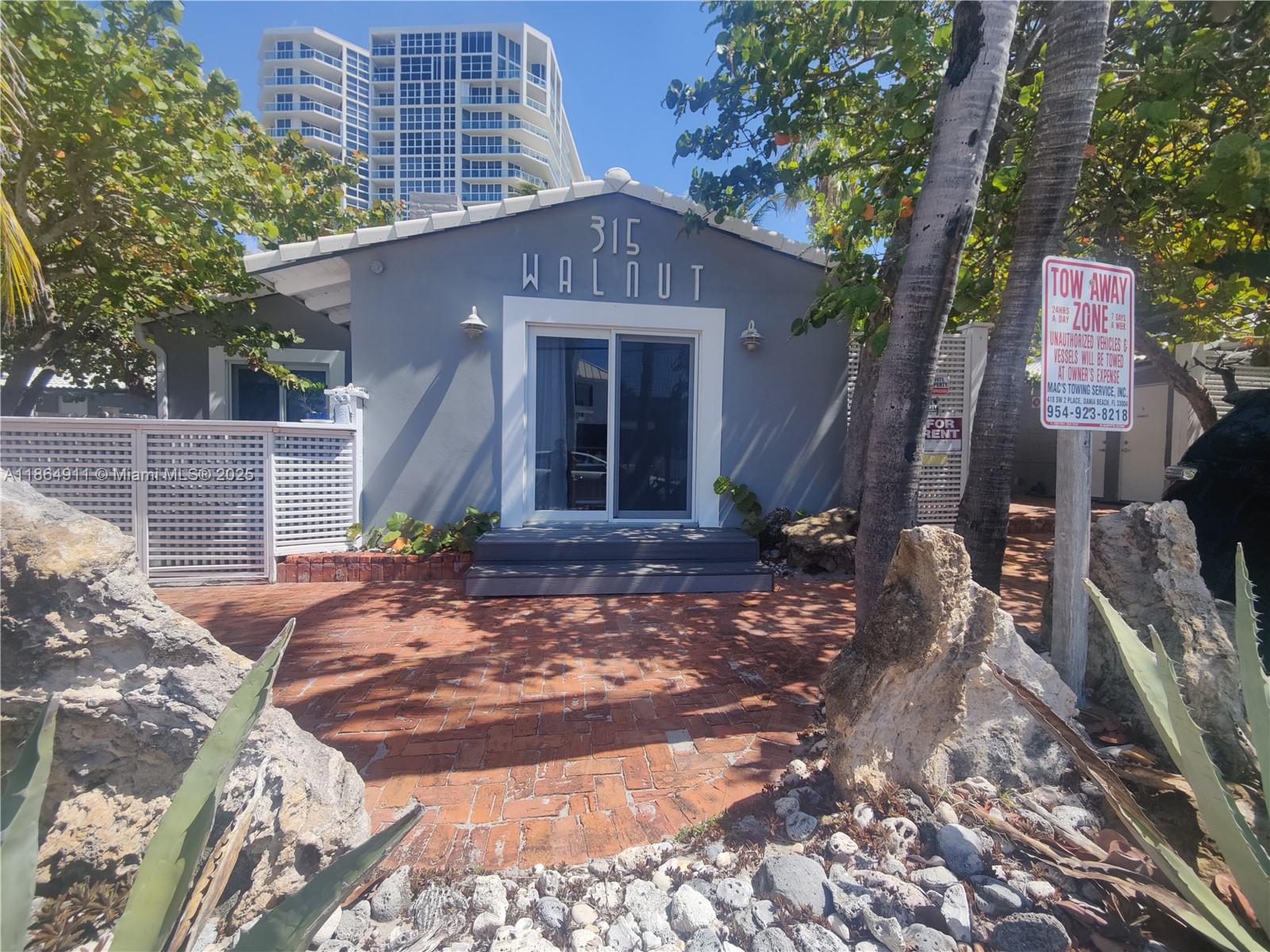 Walk 60 steps to the Ocean and sand. Finally feel free in a setting where you can connect to nature, peaceful and serene. A special section of Hollywood Beach where peace and serenity lives instead of the crowds and tourist of the boardwalk. Light, water and cable included in rent. Flexible terms inquire.
