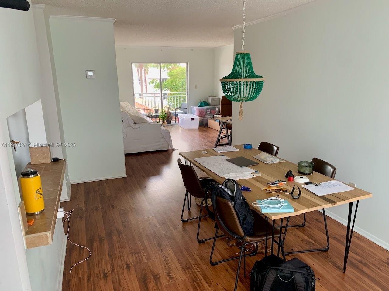 LARGE AND BRIGHT apartment in the heart of South Beach - Walking distance to the beach, Washington Ave,
Lincoln Road and Espanola way.... Very quiet building and peaceful view on trees... The apartment is unique by its
size and layout. Large living room and dining area. The bedroom is really big with 2 large closets. Make this very
charming apartment your next home! ***PARKING ASSIGNED / ELEVATOR, WON'T LAST...EASY TO SHOW