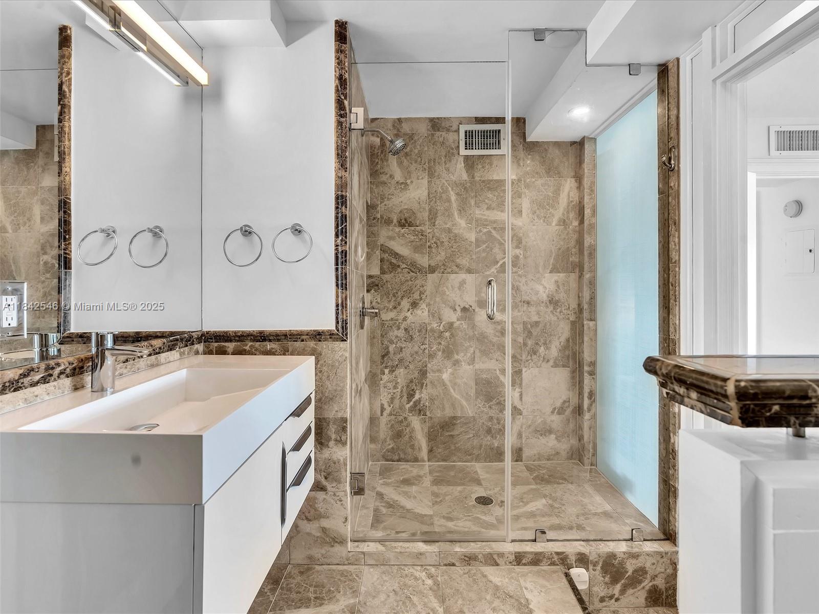 OCTAGON TOWERS I CONDO - Residential