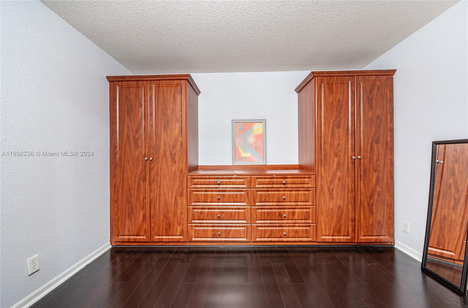 PEMBROKE SHORES - Residential