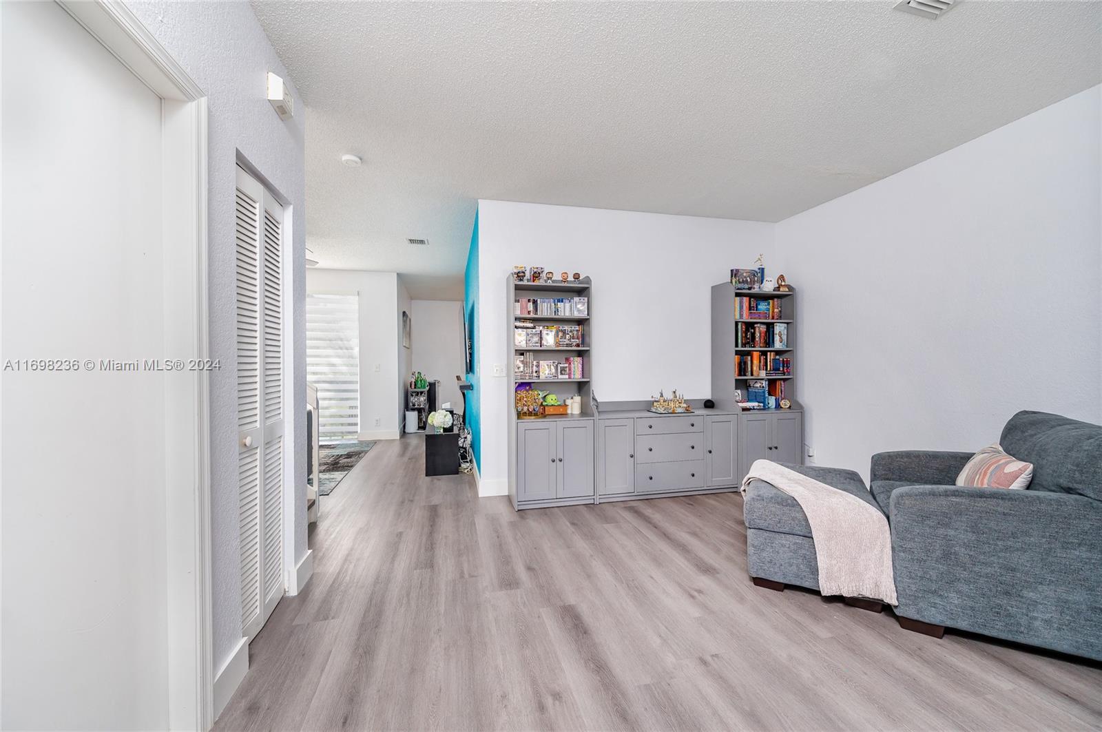 PEMBROKE SHORES - Residential