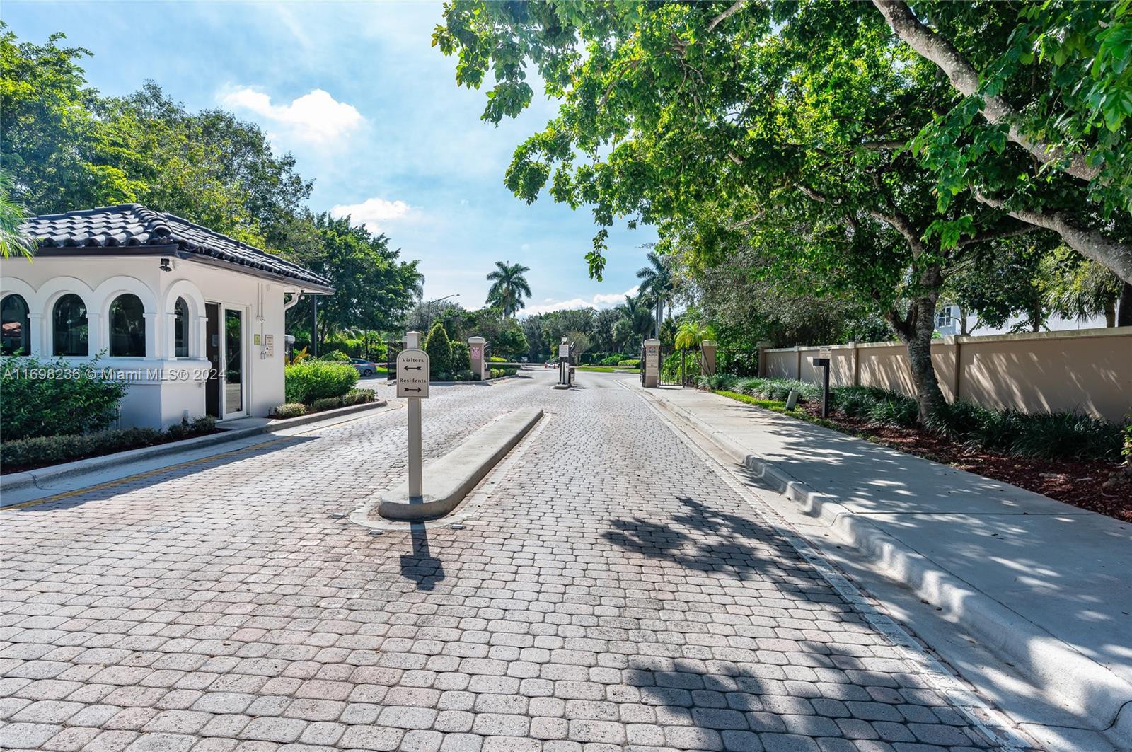 PEMBROKE SHORES - Residential
