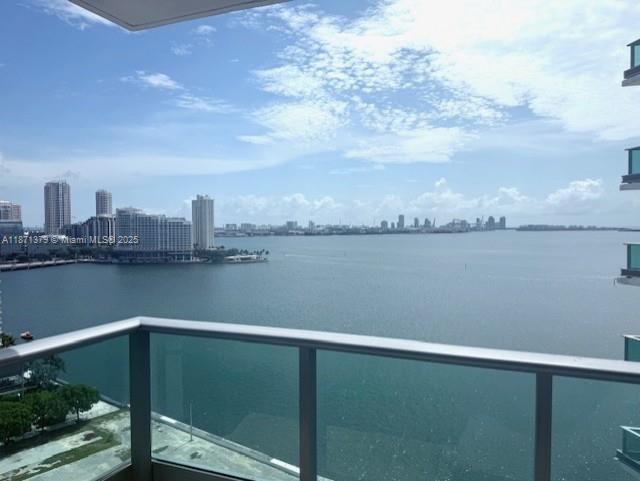 180 exposure with wrap around terraces featuring Bay and City views. This large corner unit has lots of natural light. 2/2 with large marble floors format throughout, eat-in kitchen, remodeled bathrooms, Built-in closets.
Building features Panoramic pool area, Exercise club, Spa, rooftop recreational room. Close to everything Brickell Has to offer.