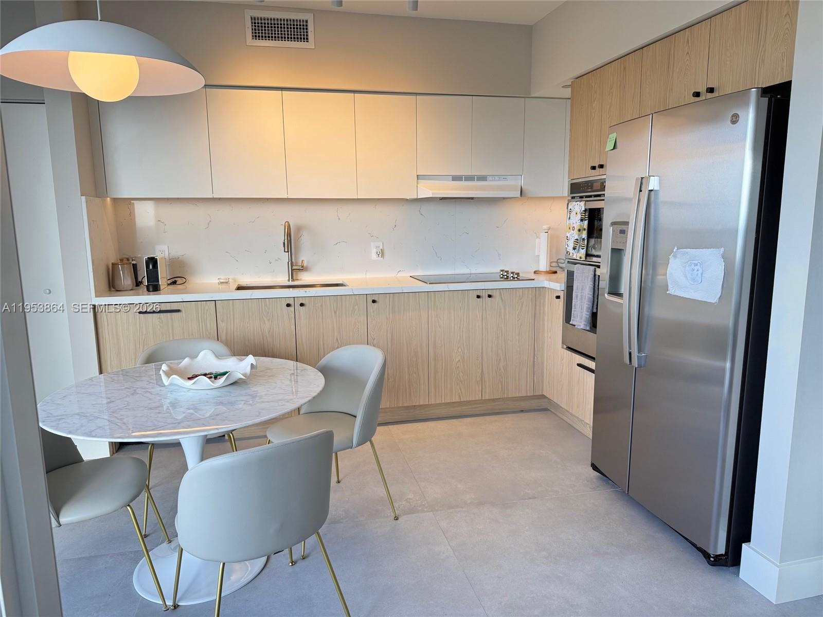 4779 Collins Ave 2506