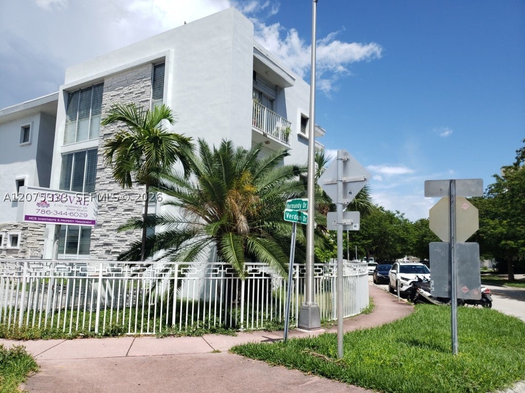 2101 Normandy Dr 206