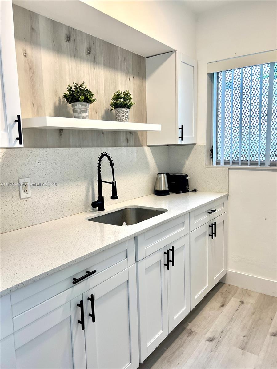 For Rent – Studio in South Beach
825 Euclid Ave
Just steps from the beach, surrounded by restaurants, bars, banks, and supermarkets.
Fully furnished and renovated studio, move-in ready. Only 2 months to move in (first month + security deposit).Prime location in the heart of South Beach.