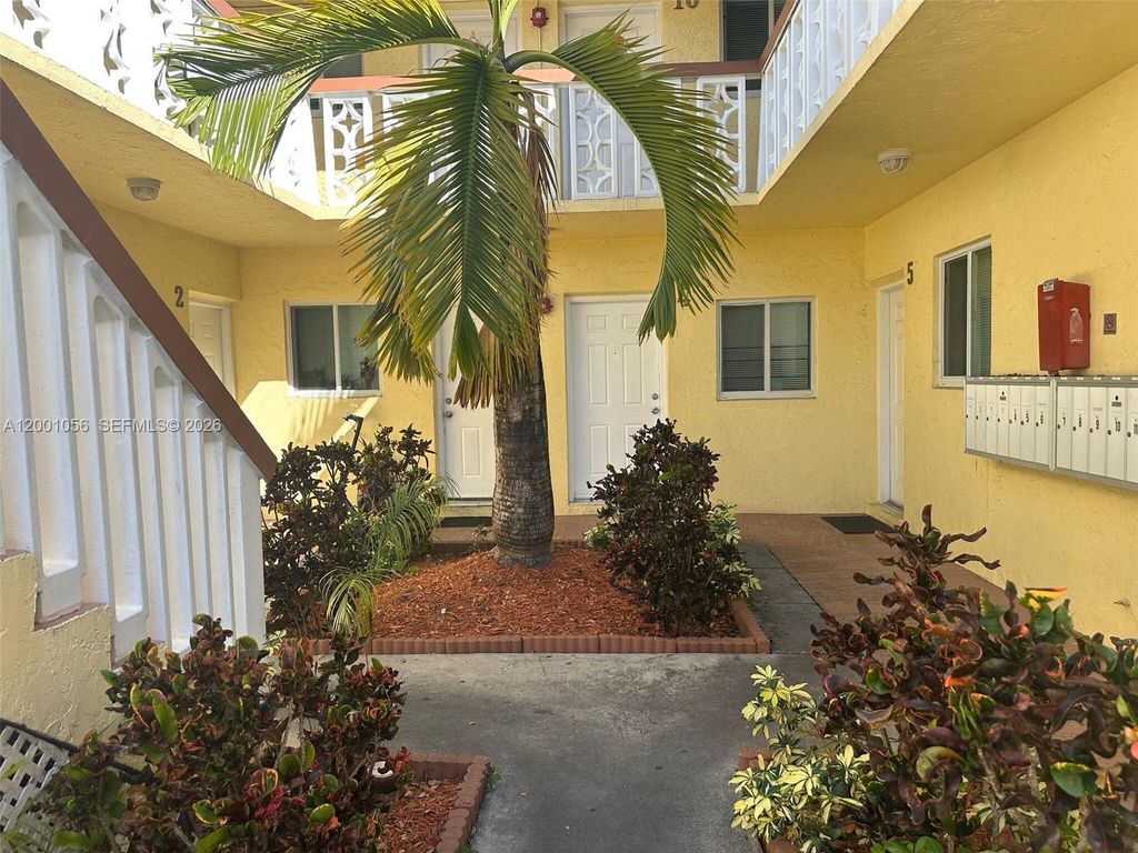Photo of 724 NE 4th St #9, Hallandale Beach, FL 33009 (MLS # A12001056)