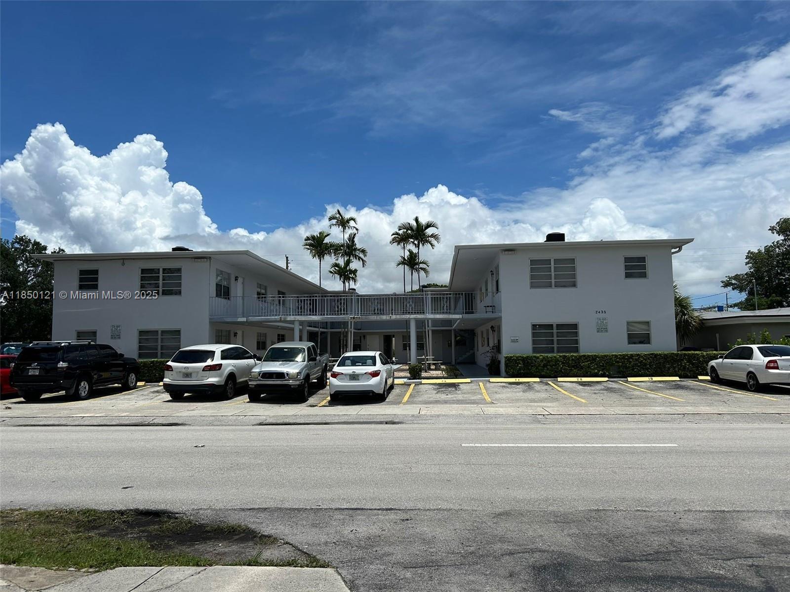 Bright and inviting, this 1/1 unit offers comfort and convenience in a fantastic location. Assigned 1 parking space.