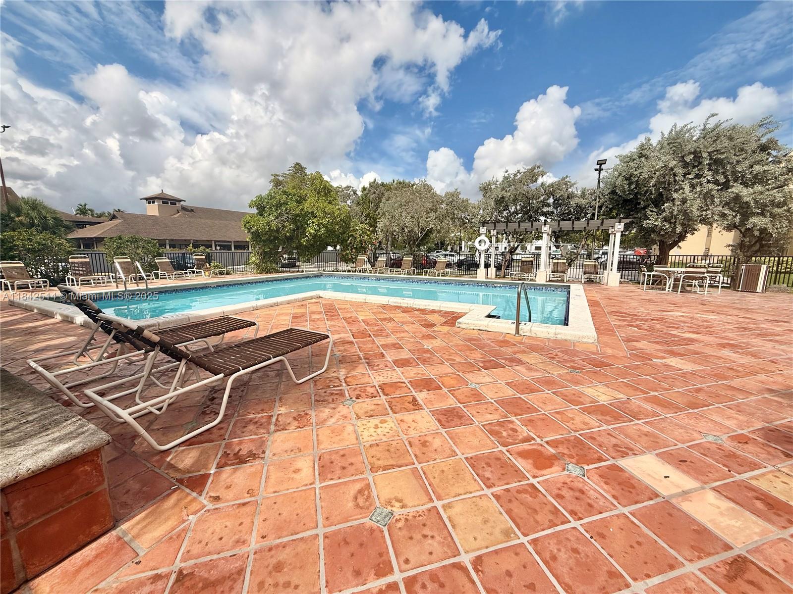 10431 N Kendall Dr D206