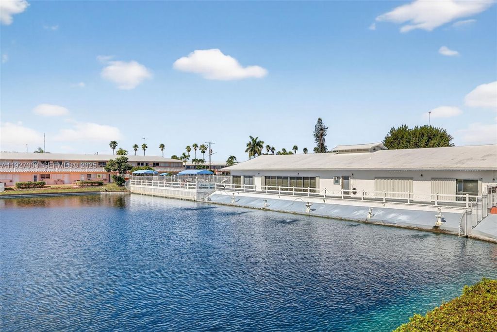 Photo of 800 SW 10th Ter #11T, Hallandale Beach, FL 33009 (MLS # A11927003)