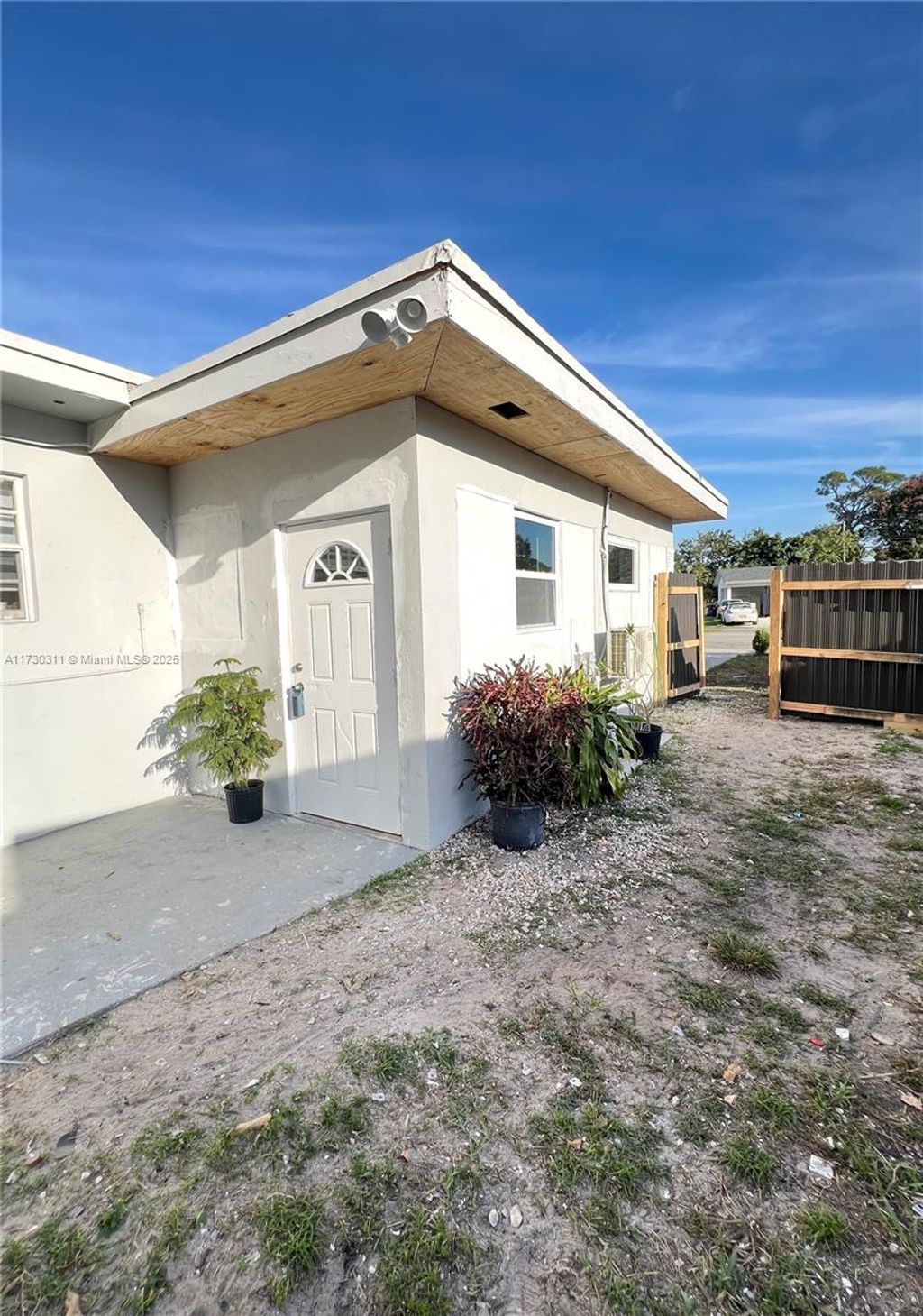 Photo of 711 E Melrose Cir #2, Fort Lauderdale, FL 33312 (MLS # A11730311)