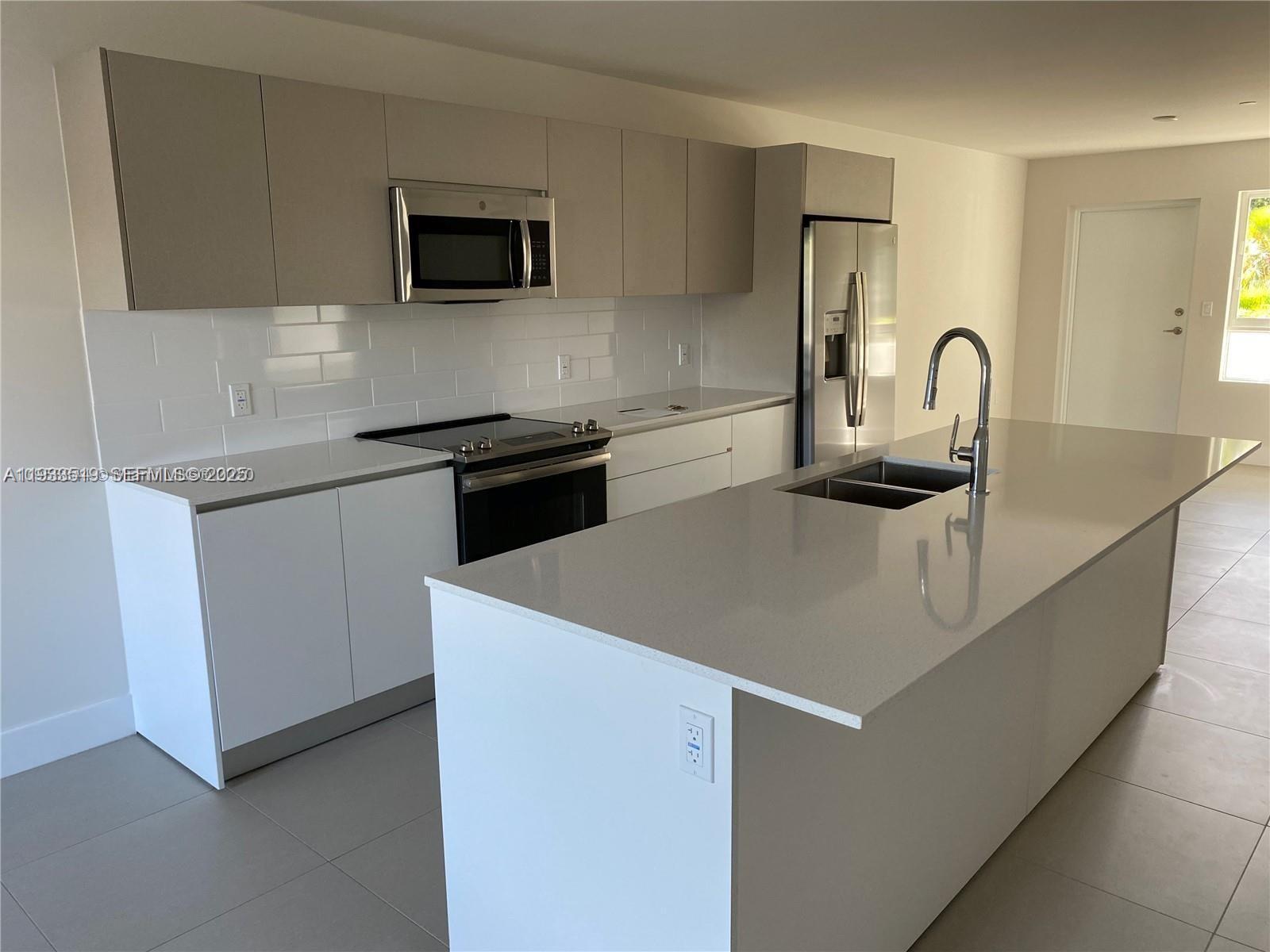 2535 NE 193rd St 3108