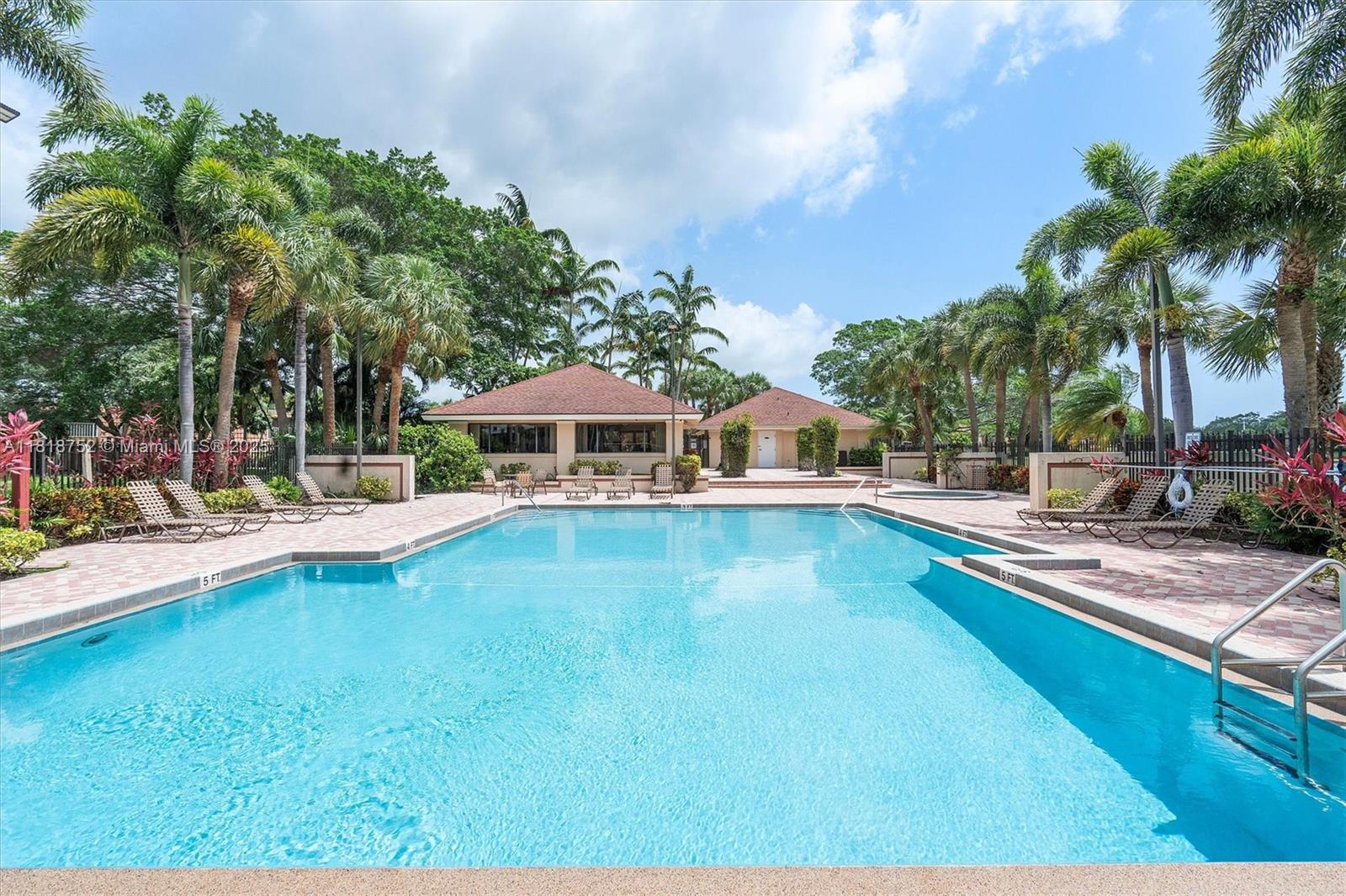 WATERSIDE LUXURY TOWNHOME - Residential