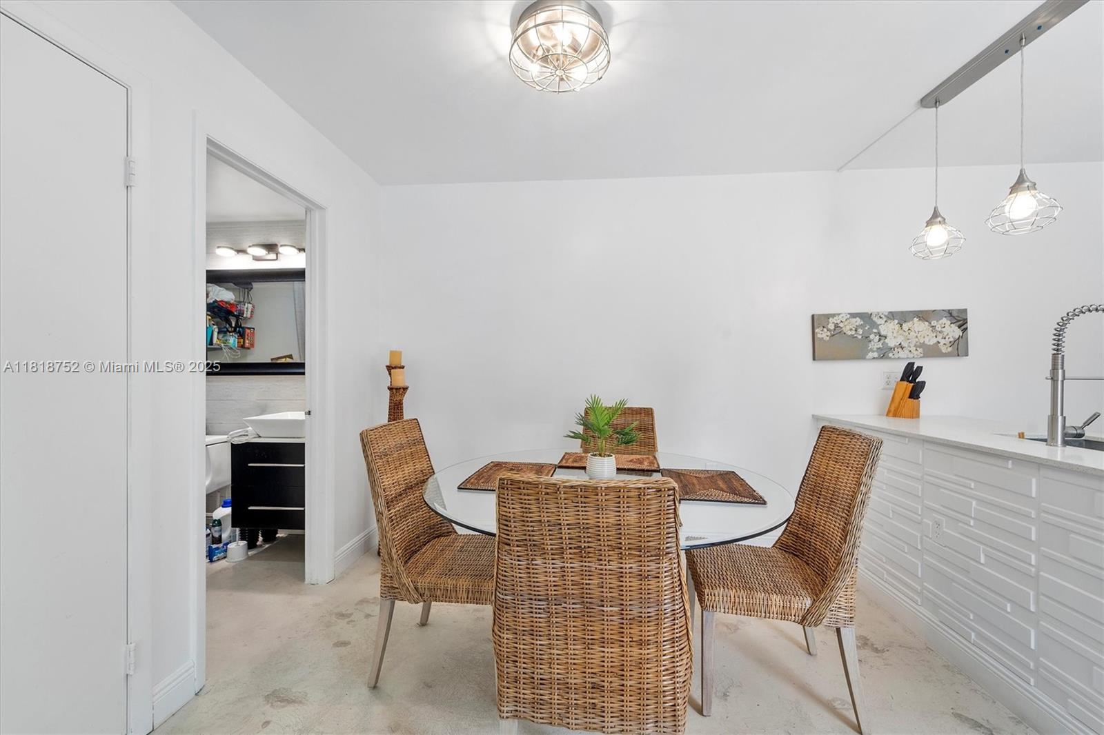 WATERSIDE LUXURY TOWNHOME - Residential