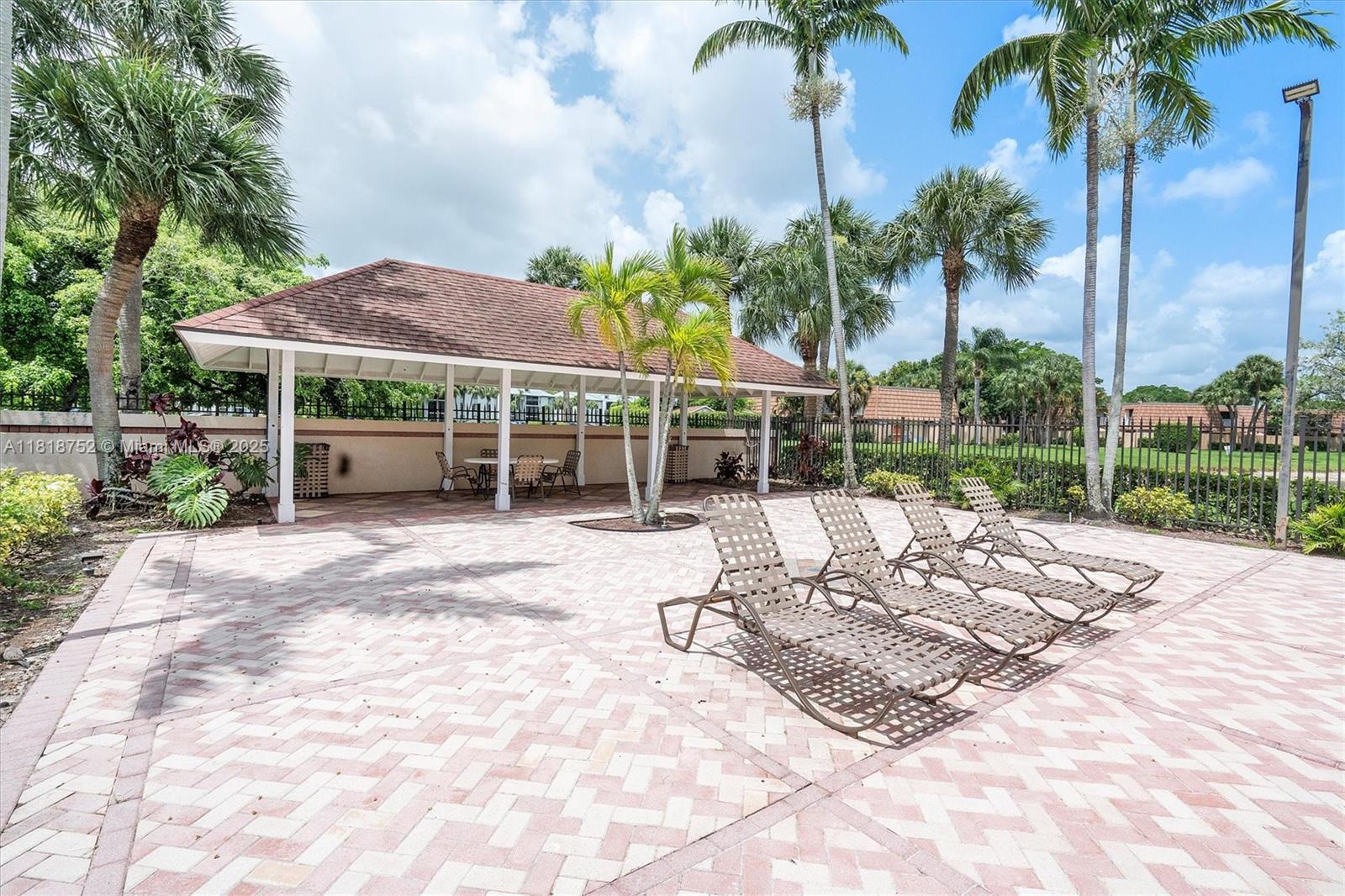 WATERSIDE LUXURY TOWNHOME - Residential