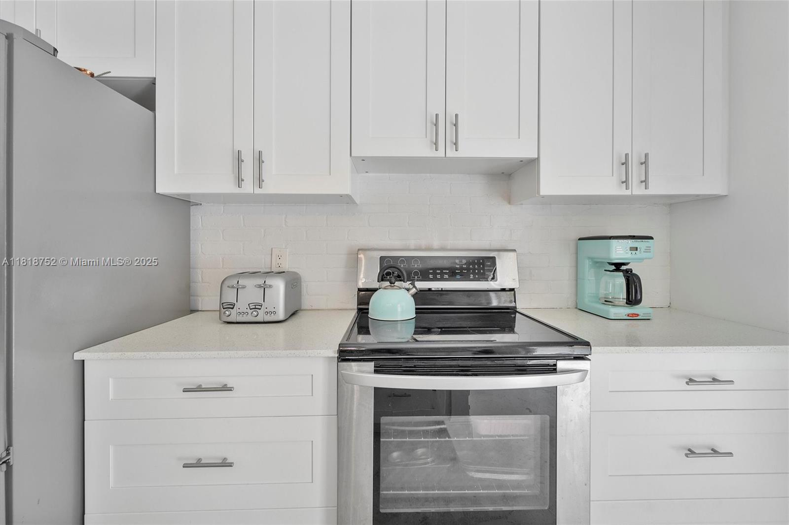 WATERSIDE LUXURY TOWNHOME - Residential