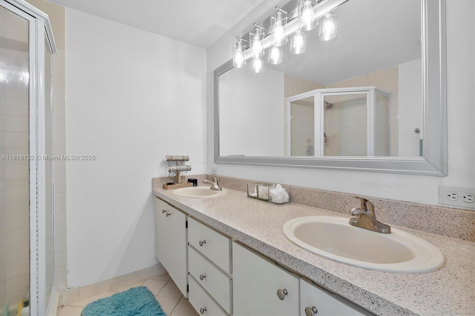 WATERSIDE LUXURY TOWNHOME - Residential