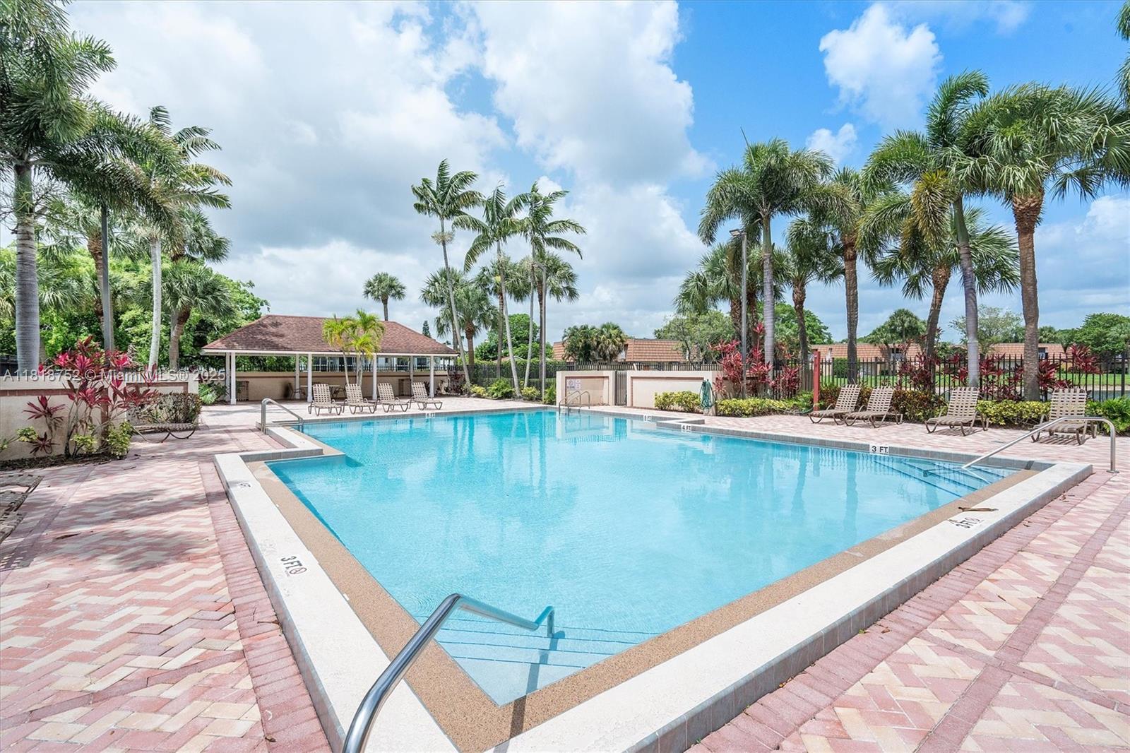WATERSIDE LUXURY TOWNHOME - Residential